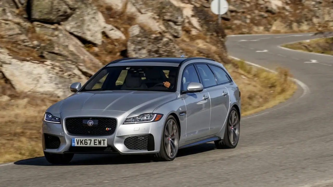 داشبورد جاگوار XF Sportbrake با صفحه نمایش بزرگ و امکانات پیشرفته