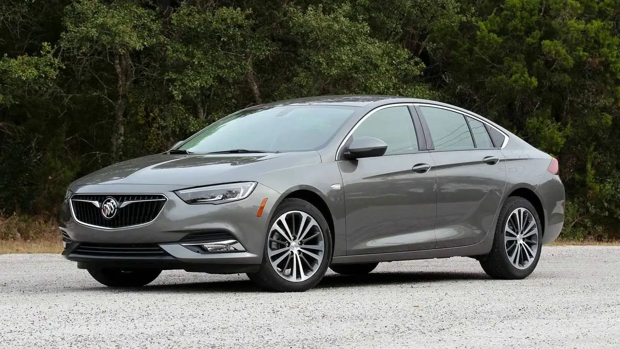 طراحی جلوی Buick Regal با گریل بزرگ و چراغ‌های LED پیشرفته