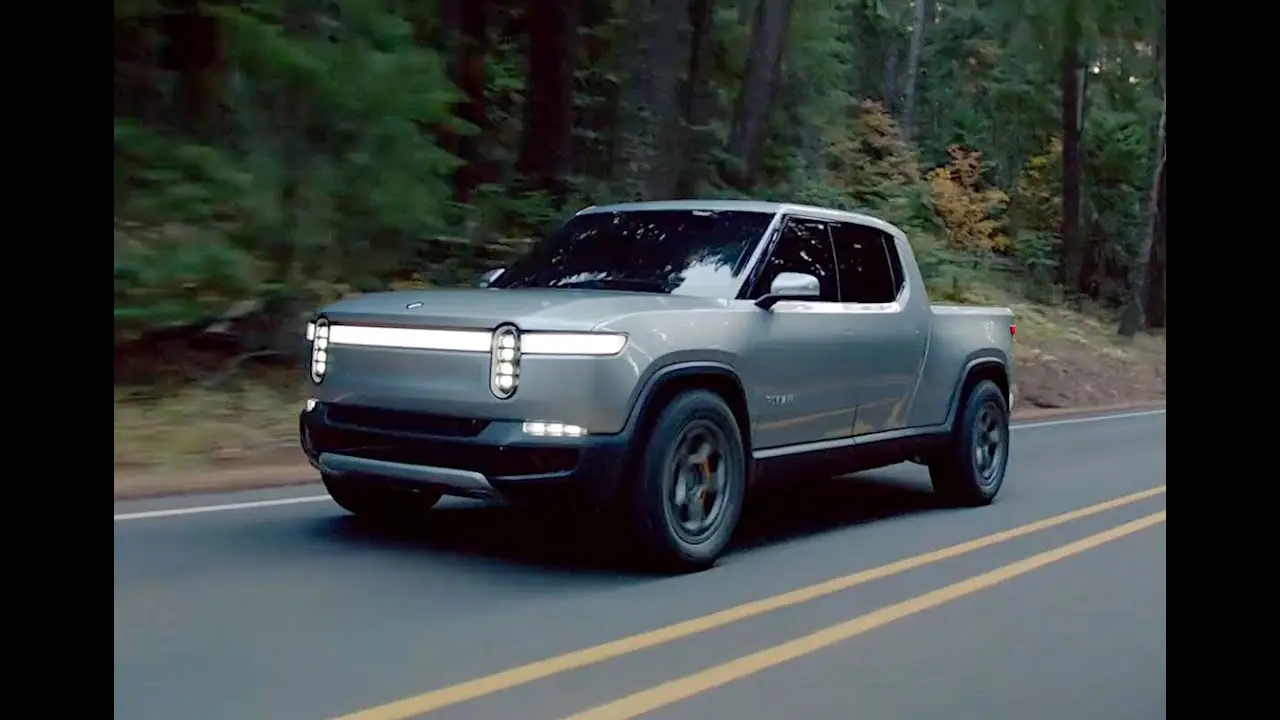 داخل کابین Rivian R1T با پنل نمایشگر مرکزی مدرن و داشبورد دیجیتال