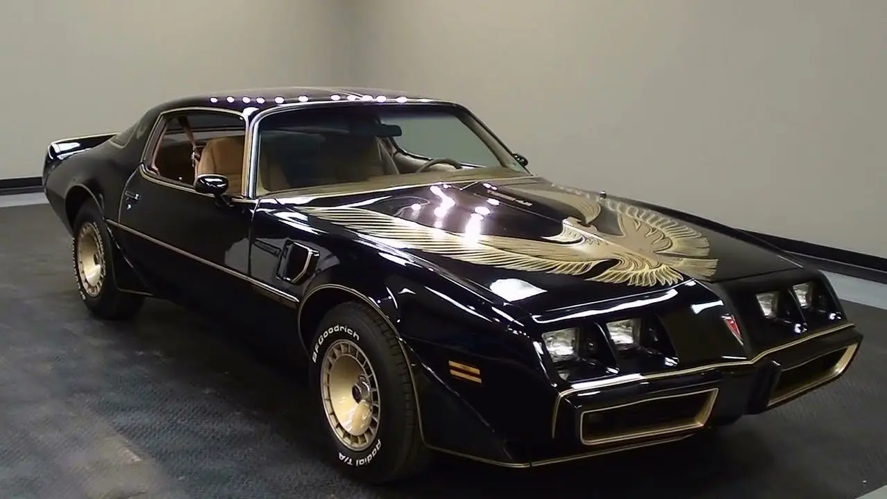 Pontiac Trans Am در فیلم Smokey and the Bandit با طراحی کلاسیک و رنگ قرمز