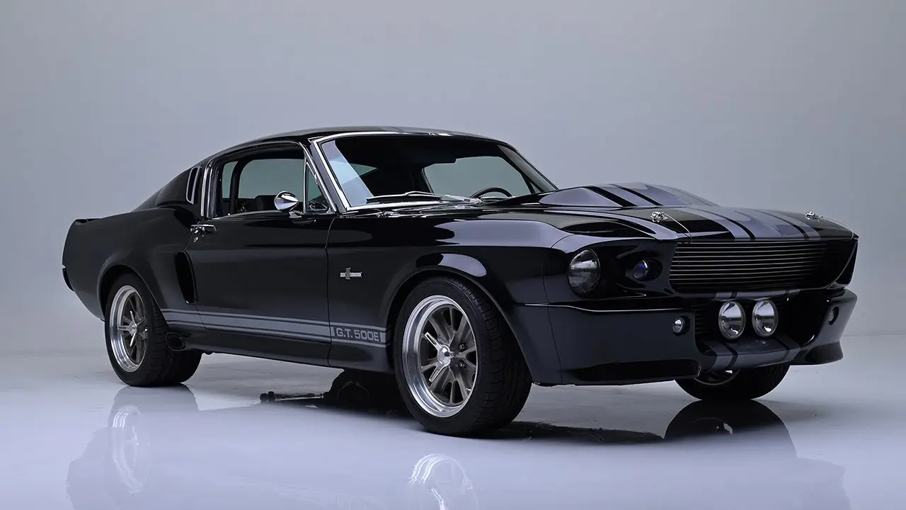 داخل کابین Shelby GT500 با صندلیهای ورزشی و صفحه نمایش دیجیتال