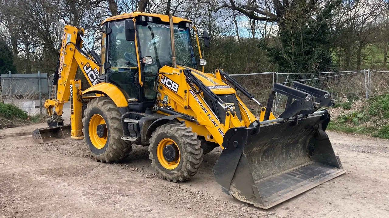 بکهو لودر JCB 3CX در حال کار در یک پروژه ساختمانی