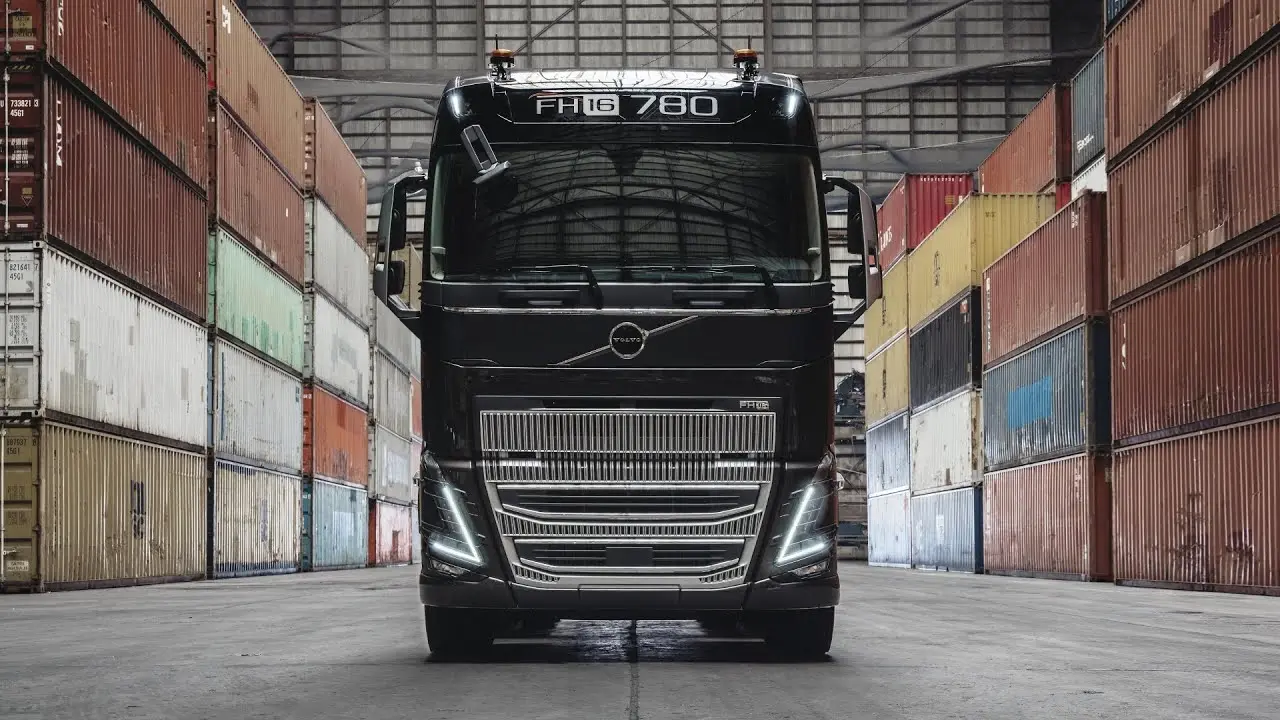 داشبورد دیجیتال کامیون Volvo FH16 با نمایشگرهای بزرگ و اطلاعات موتور و سیستم‌های الکترونیکی