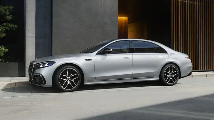 طراحی خارجی مرسدس-بنز S-Class با خطوط مدرن و چراغ‌های LED پیشرفته