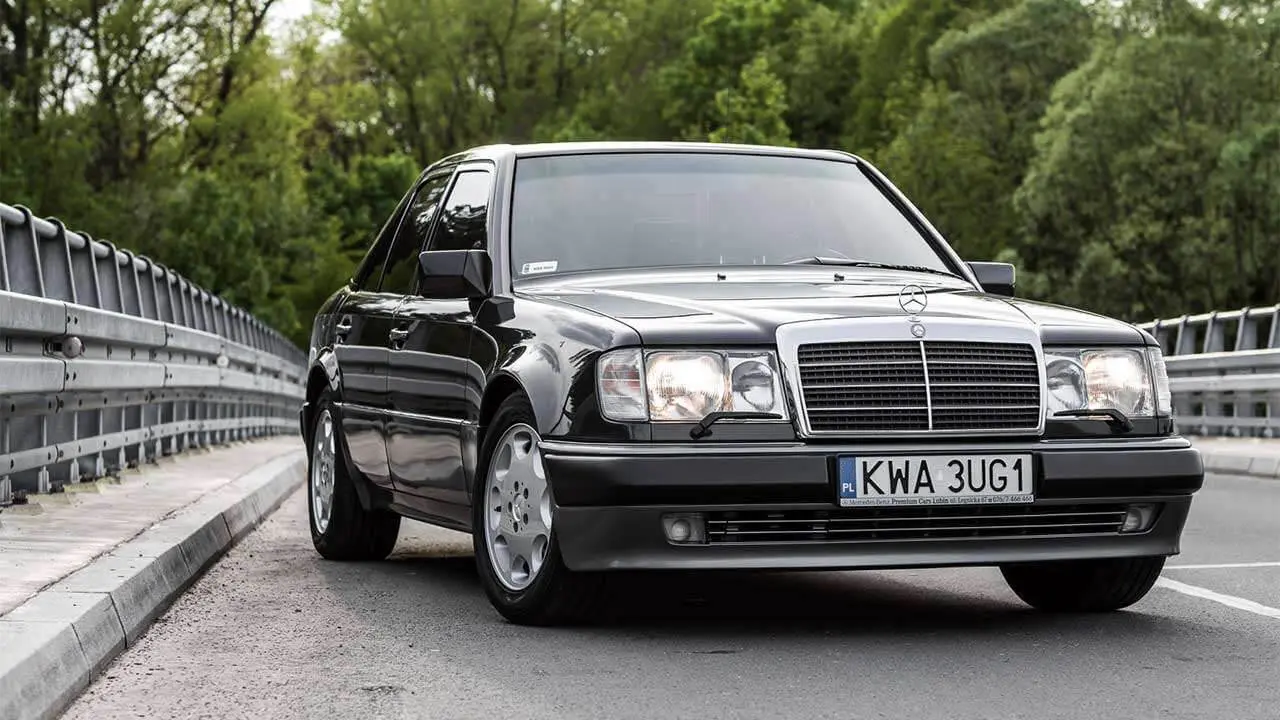 مرسدس بنز W124 با طراحی کلاسیک و بدنهای هوشمندانه