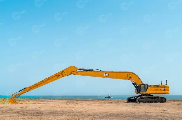 بیل مکانیکی کاترپیلار ۳۹۵ در حال کار در یک پروژه عمرانی