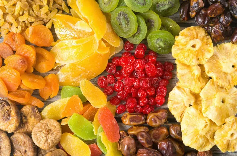 مجموعهای از میوههای خشک شده و خشکبار در ظرف شیشهای