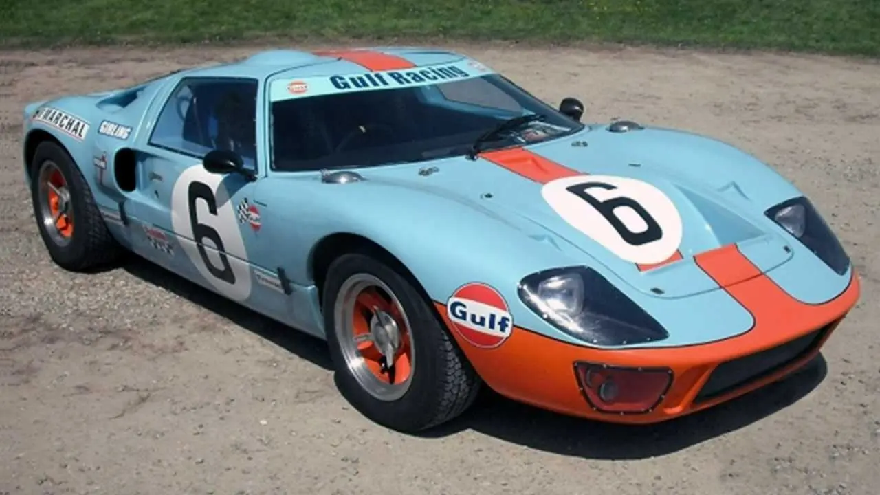 نمونه‌ای از خودرو مسابقه‌ای Ford GT40 در یک نمایشگاه خودروهای کلاسیک با طراحی منحصر به فرد و بدنه آلومینیومی