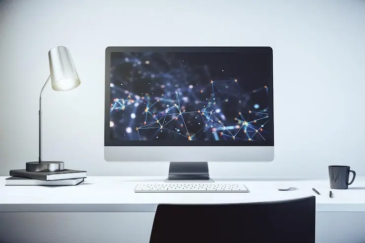 مانیتور مدرن کامپیوتر با فناوری دسکتاپ برای توسعه نرم‌افزار و تدوین ویدیویی
