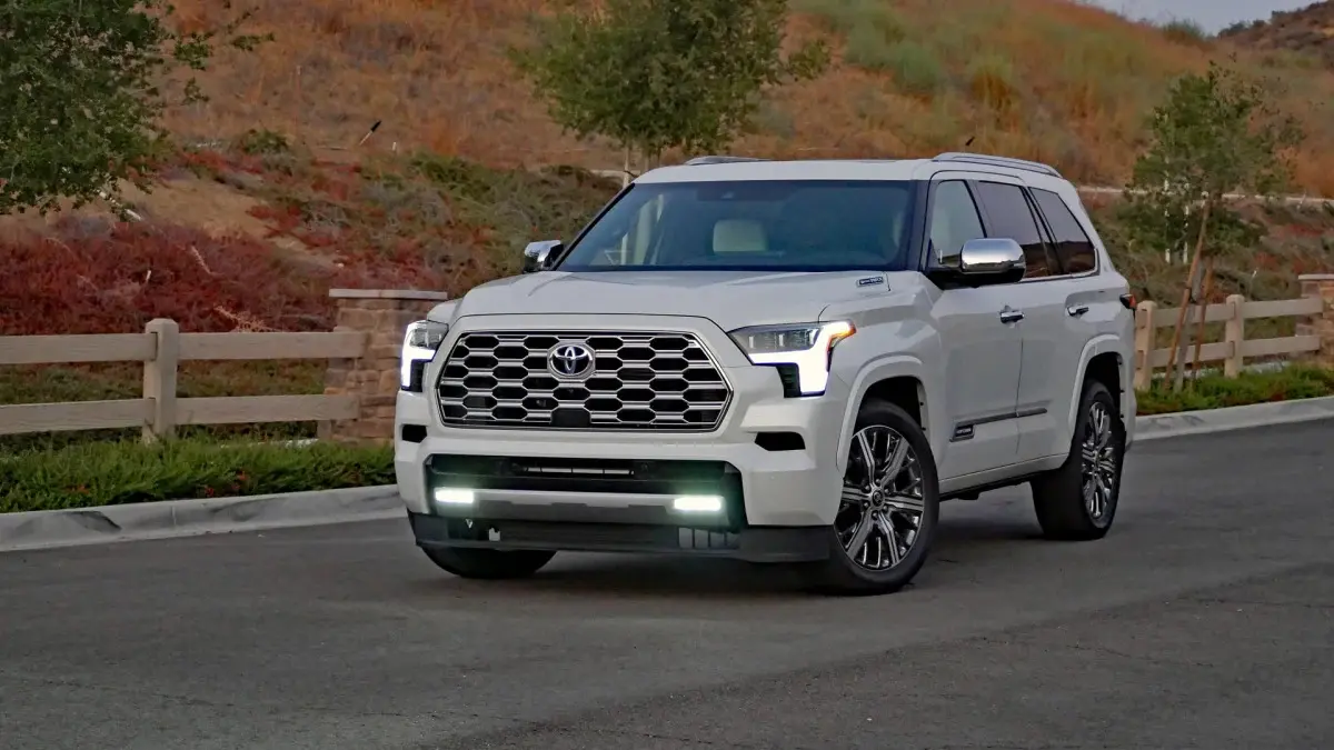 طراحی بیرونی Toyota Sequoia با جزئیات دقیق و خطوط مدرن