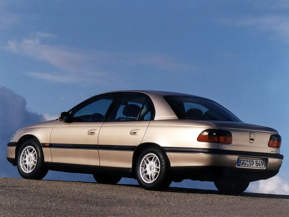 نمای جلو Opel Omega با طراحی مدرن و چراغ‌های مدرن