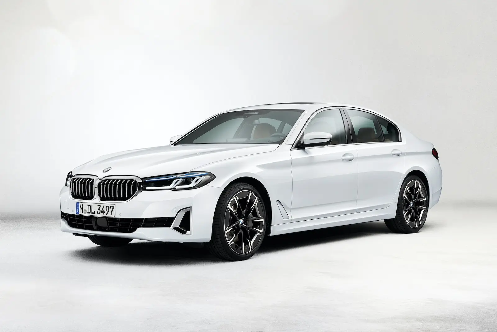 داخل کابین BMW 5 Series با داشبورد دیجیتال و فرمان اسپورت