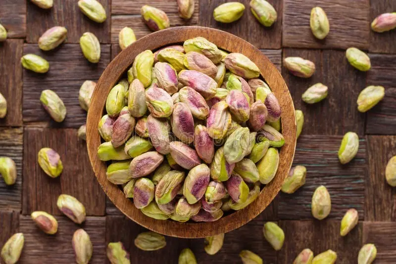 پسته اکبری پوستکشی شده در ظرف چوبی
