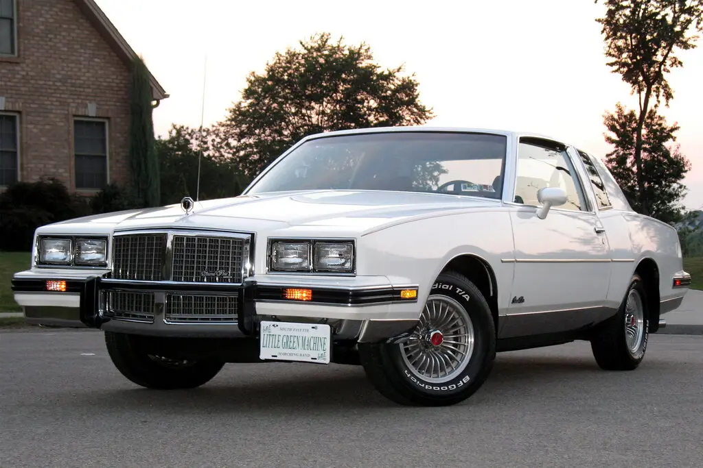 داخل کابین Pontiac Grand Prix با دکوراسیون چرمی و داشبورد مدرن
