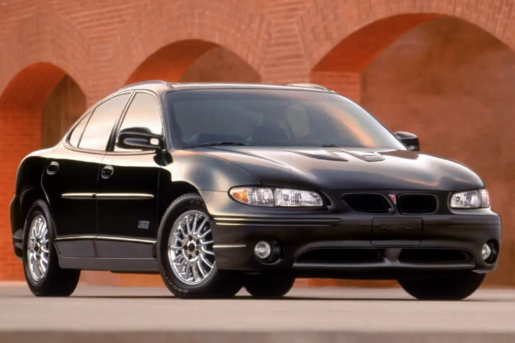 موتور V8 قوی Pontiac Grand Prix با سیستم خنککننده و قطعات مکانیکی