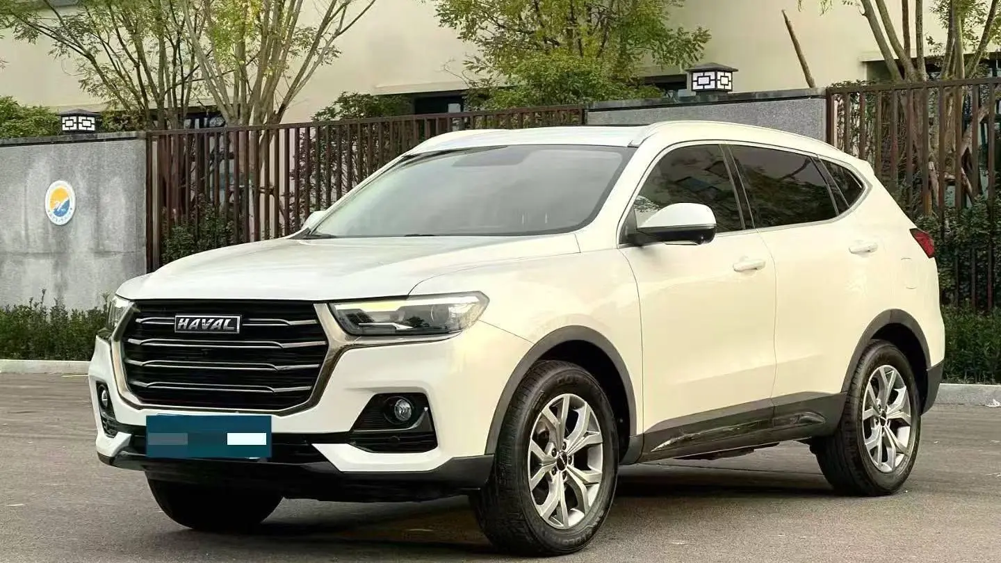 هوال H6 در شرایط رانندگی واقعی با طراحی بدنه مدرن و چراغ‌های LED