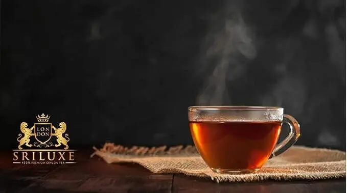 چای سیاه در فنجان سفالی با بخار گرم