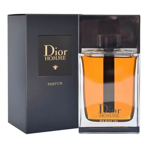 مردی در حال انتخاب عطر از میان مجموعه‌ای متنوع در مغازه
