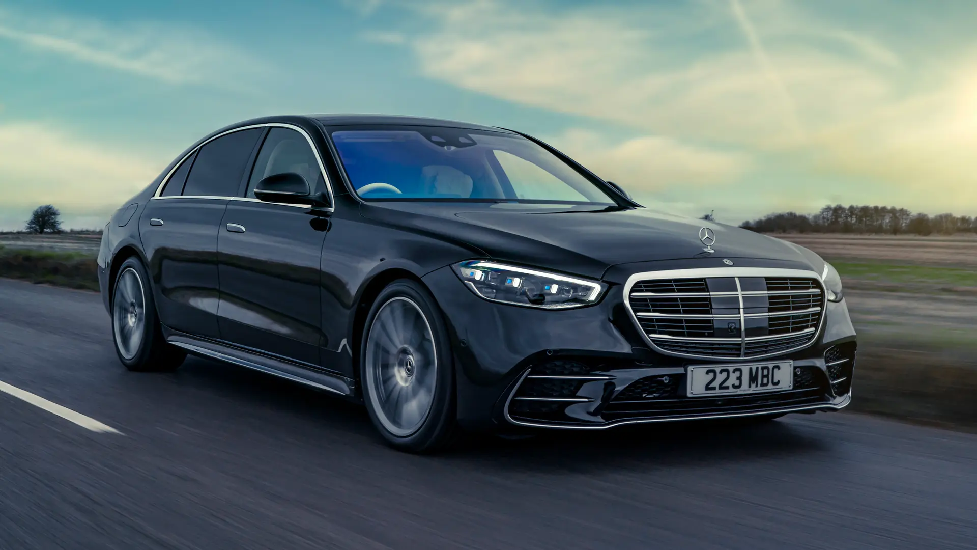 مرسدس-بنز S-Class با طراحی لوکس و چراغ‌های پیشرفته در شب