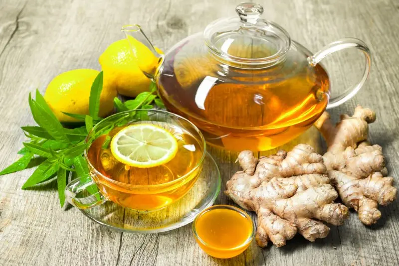 دمنوش زنجبیل گرم در فنجان سفالی