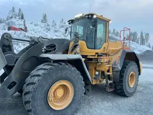 لودر Volvo L260H در یک پروژه عمرانی با بار خاک و سنگ