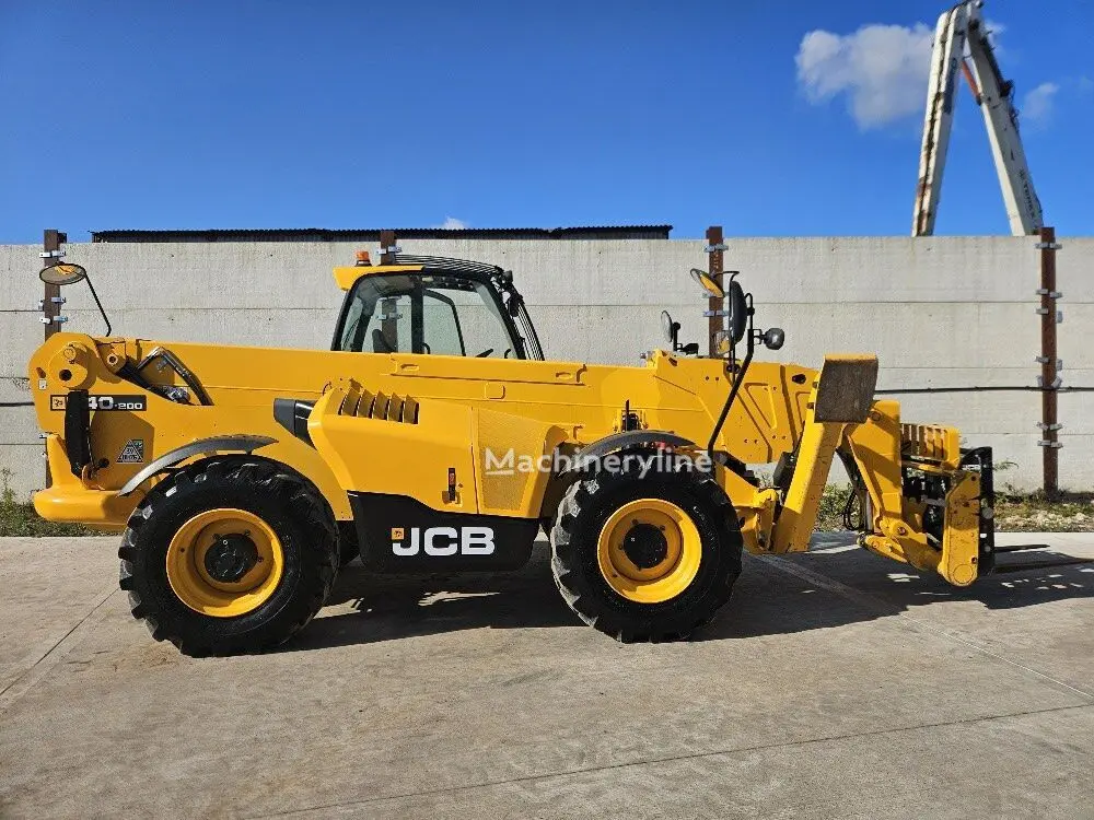 تله‌هندلر جی‌سی‌بی 540-200 در حال انجام عملیات بارگیری