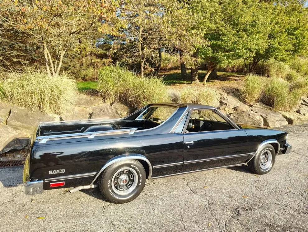 داخل کابین Chevrolet El Camino با طراحی کلاسیک و داشبورد ساده دهه ۱۹۷۰