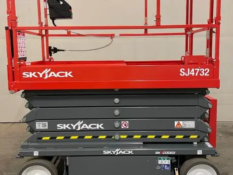 کاربر در حال استفاده از بالابر Skyjack SJIII 4632 در یک پروژه