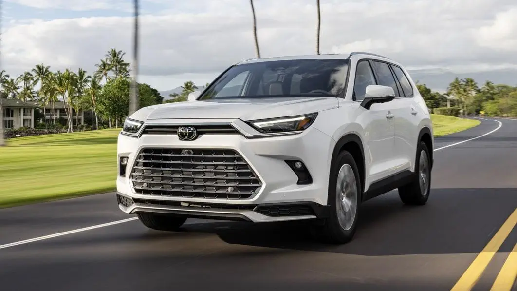 داشبورد دیجیتال و نمایشگر مرکزی Toyota Highlander هیبرید