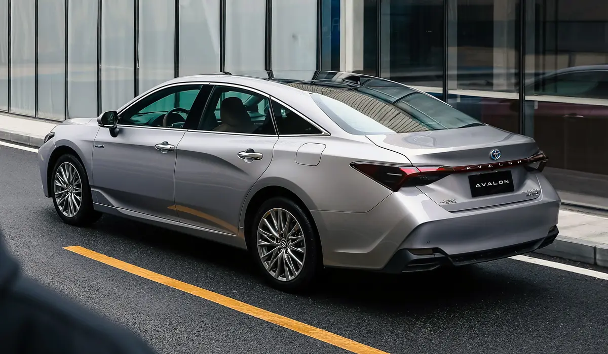 طراحی داخلی مدرن و داشبورد دیجیتال Toyota Avalon
