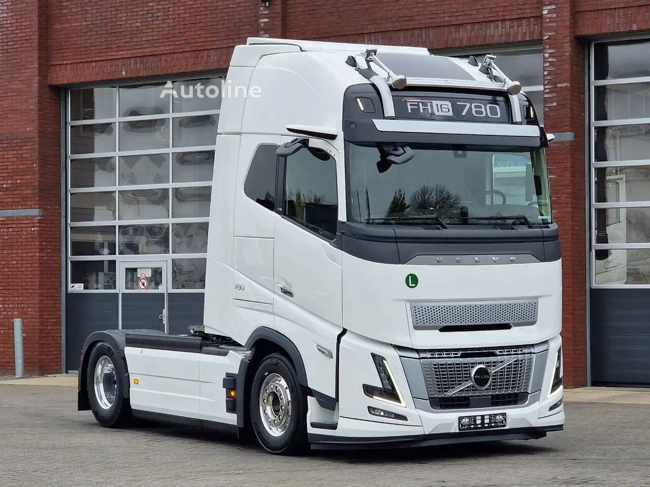کامیون تراکتور Volvo FH16 در حال حرکت با طراحی آیرودینامیک و سیستم‌های پیشرفته