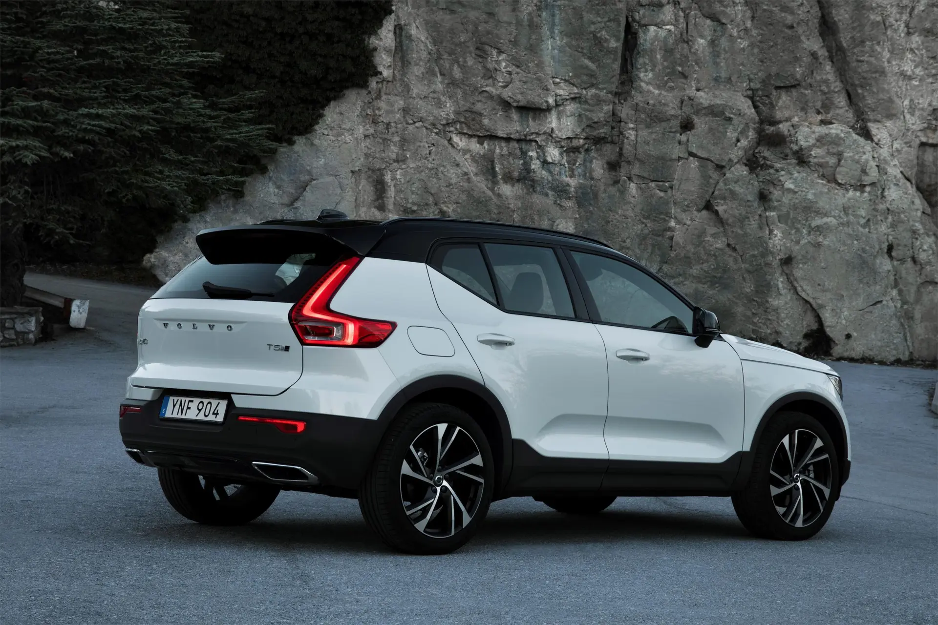 طراحی بیرونی خودرو سوئد Volvo XC40 با خطوط مدرن و چراغهای LED پیشرفته