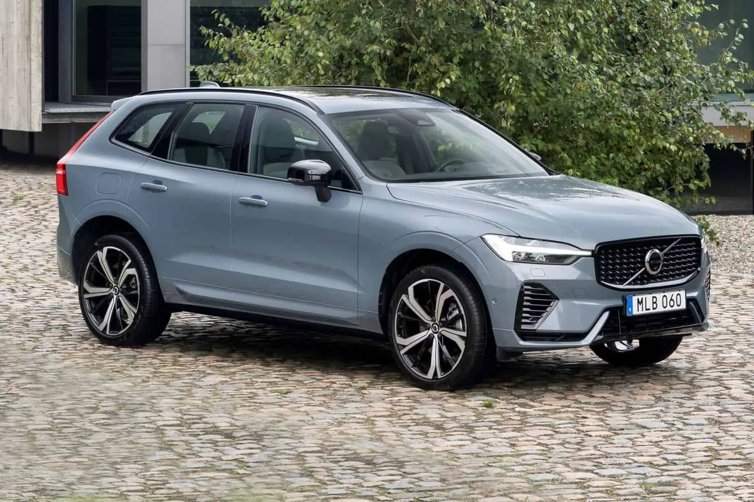 لووو XC60 نسخه هیبریدی با طراحی مدرن و سیستم‌های پیشرفته