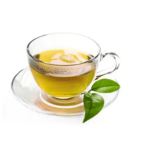 چای سبز در ظرف شیشه‌ای با برگ‌های تازه