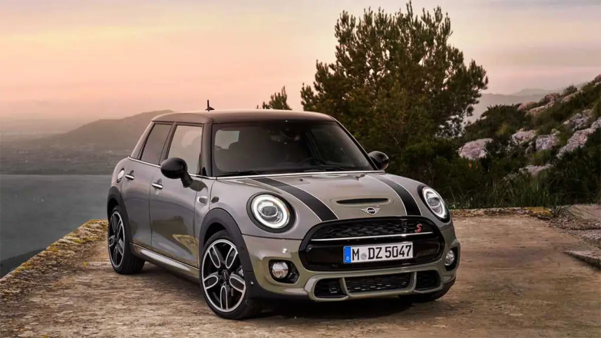 طراحی داخلی کابین Mini Cooper با نمایشگر دیجیتال و کنترل‌های مدرن