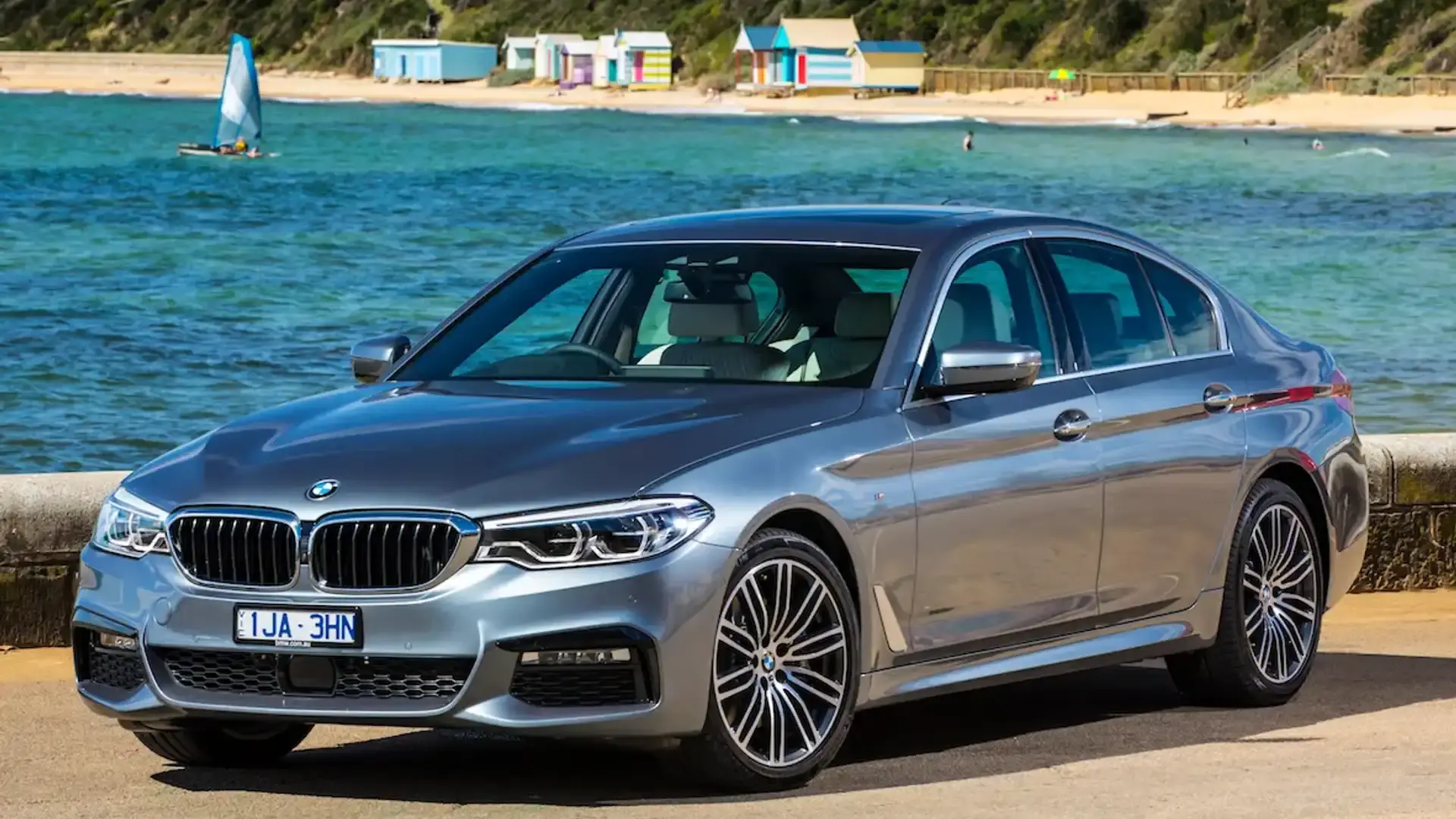 BMW 5 Series در مسیر جاده‌ای با طراحی هوای دینامیکی