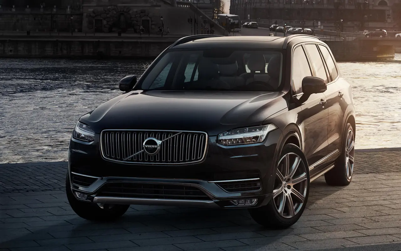 راننده در حال کنترل خودرو Volvo XC90 در جاده