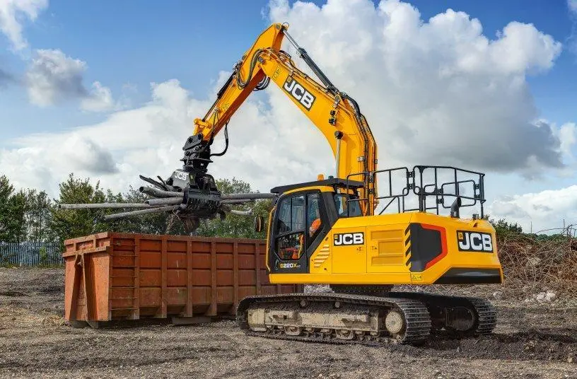 بیل مکانیکی JCB 220X در حال کار در یک پروژه ساختمانی