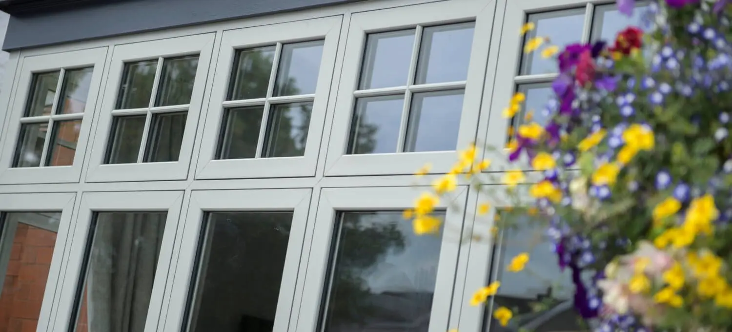 ابزارهای تخصصی نصاب درب و پنجره UPVC شامل سنبه، پیچ‌گوشتی و متر فلزی