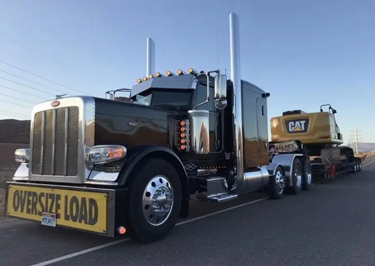 کشنده Peterbilt در حال حمل بار سنگین در جاده