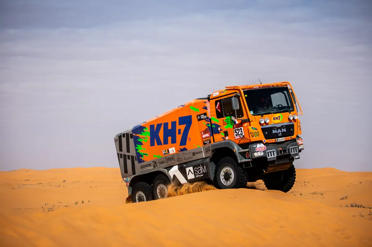 کامیون مسابقه‌ای MAN TGS Dakar در مسیر بیابانی