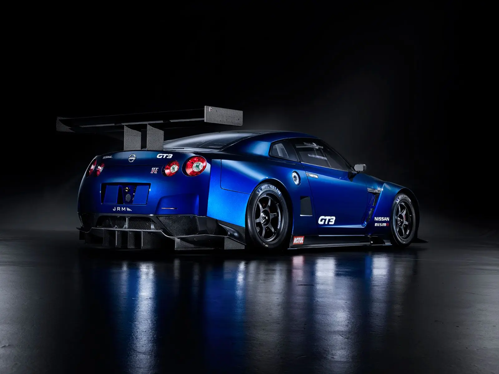 نیسان GT-R GT3 در حال مسابقه با طراحی هوشمندانه و سیستم تعلیق پیشرفته