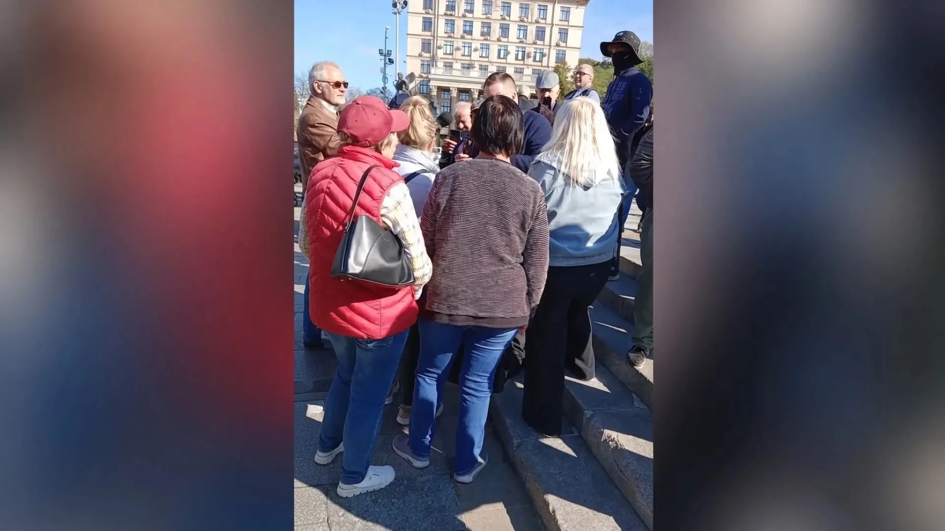 دو نفر در حال مذاکره با استفاده از نمودارهای تجاری و داده‌ها