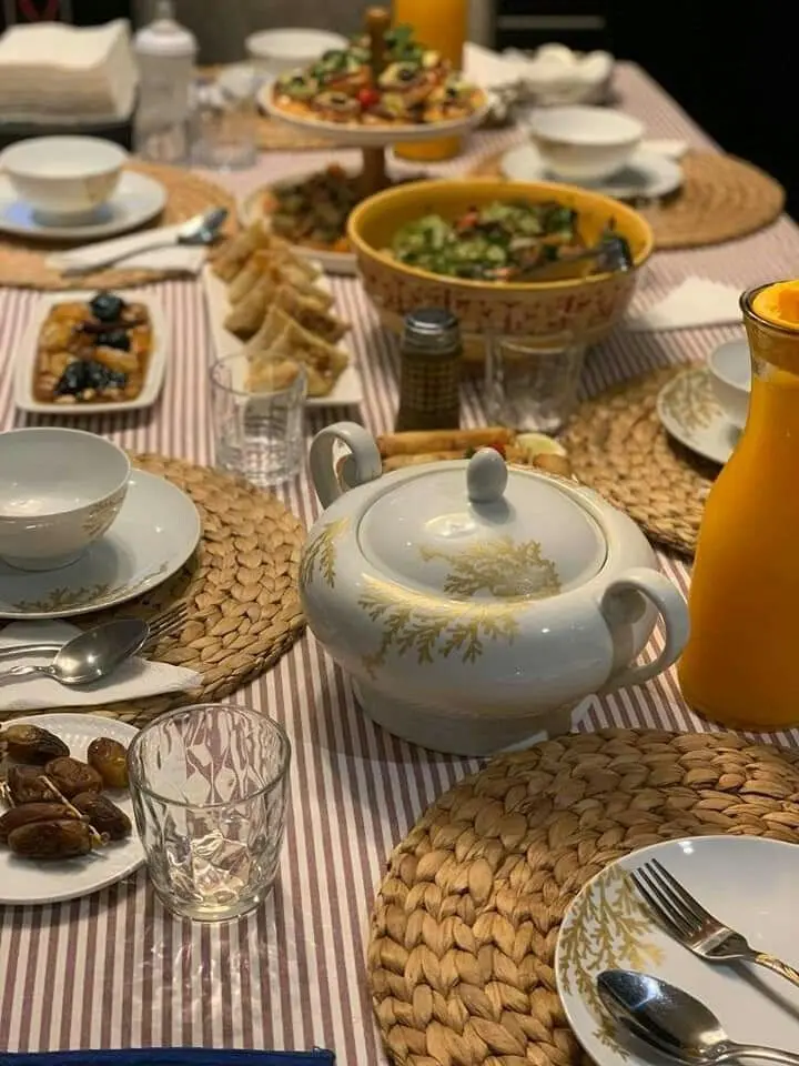 سبزیجات تازه و مواد اولیه فصل برای تهیه غذاهای افطار