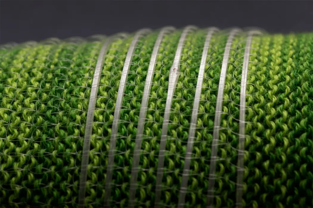 الگوهای الکترونیکی روی پارچه که نشان‌دهنده ادغام فناوری در الیاف است