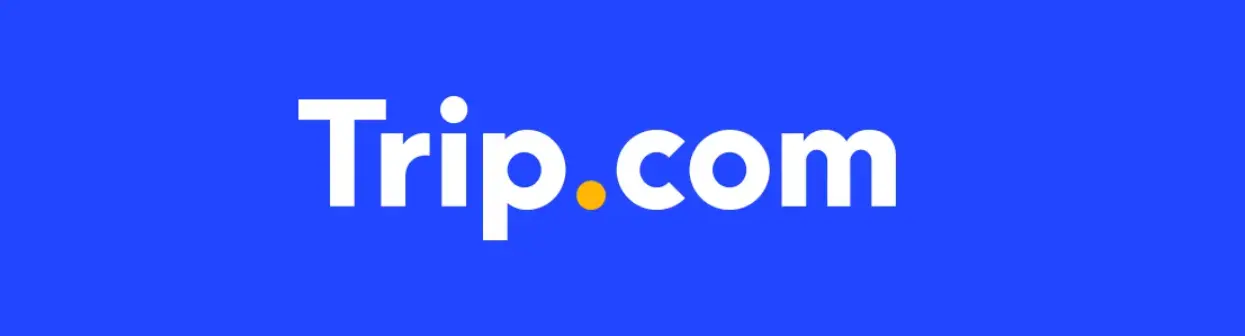 یک جفت در حال تماشای منظره زیبای یک شهر اروپایی
