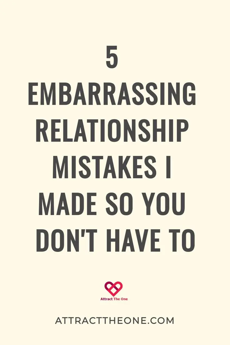 دو نفر در حال خندیدن و صحبت کردن در یک کافه آرام