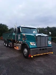 کامیون شهری Freightliner در حال بارگیری در انبار شهری