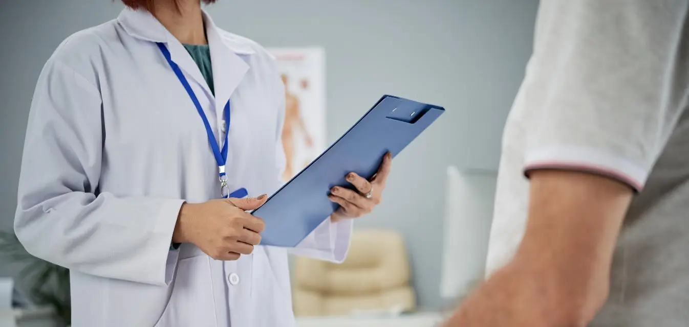 پزشک در حال بررسی نتایج آزمایش خون در آزمایشگاه