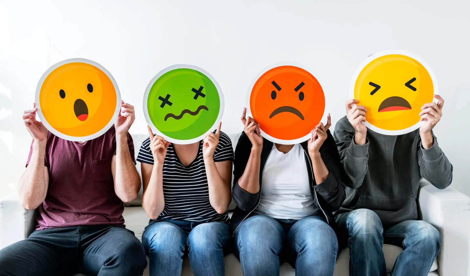 یک فرد در حال نوشتن در دایری برای ثبت احساسات و پیشرفت خود در کنترل هیجان‌ها